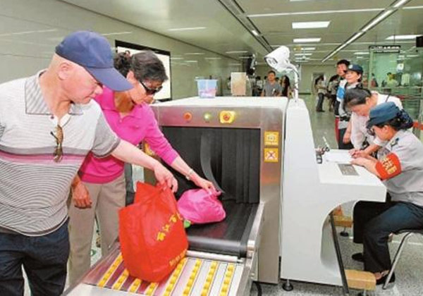進地鐵車站過安檢,食物飲料進安檢機接受X光掃描檢查后還能吃嗎？安檢x光機對食物有無影響？